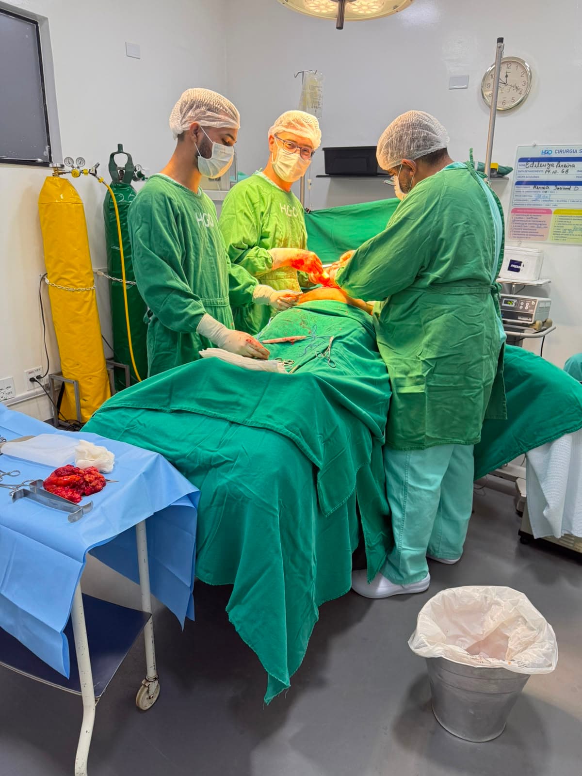 Dr. Castagnaro Andrea realizando procedimento cirúrgico